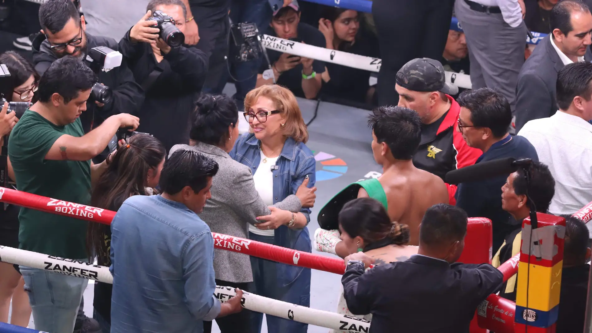 La gobernadora Lorena Cuéllar Cisneros asistió a la función internacional de boxeo